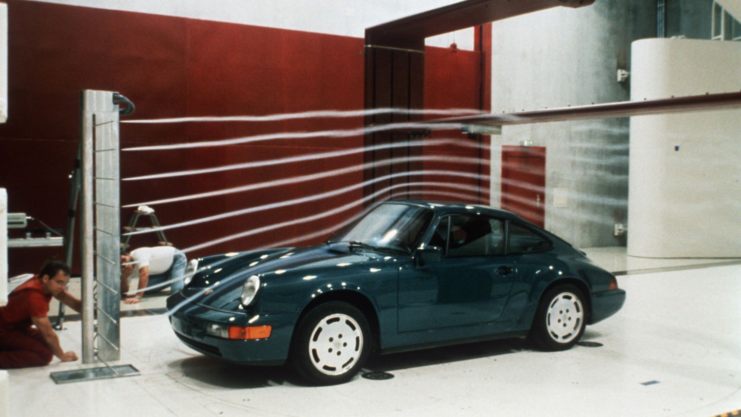 911 Carrera (964) im Windkanal in Weissach, ca. 1987, Porsche AG