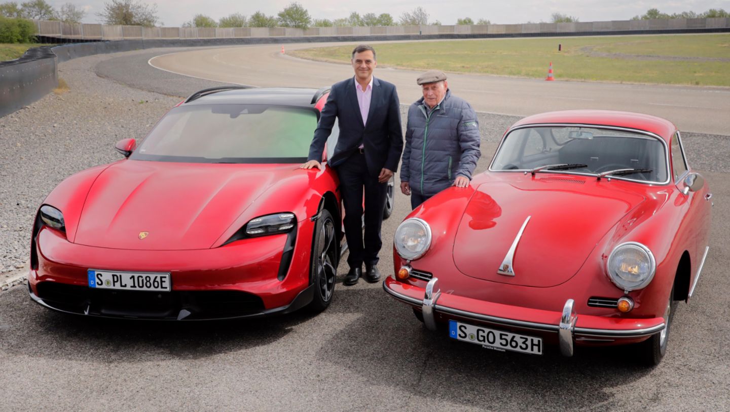 Michael Steiner, miembro del Consejo de Dirección de Porsche AG (Investigación y Desarrollo) y Herbert Linge (i-d) sobre la pista de pruebas, Weissach, 2021, Porsche AG