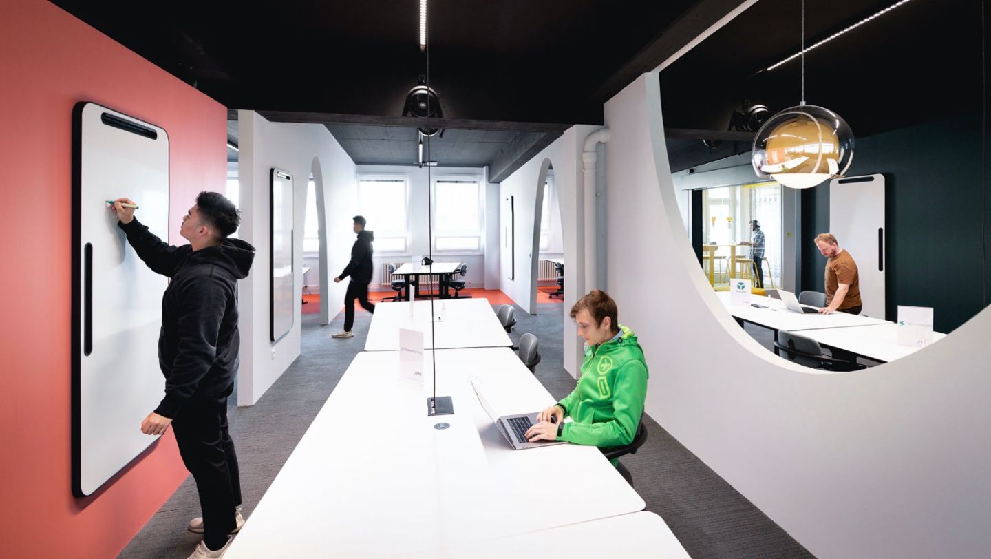 Büro von APX, Berlin, Deutschland, 2021, Porsche AG