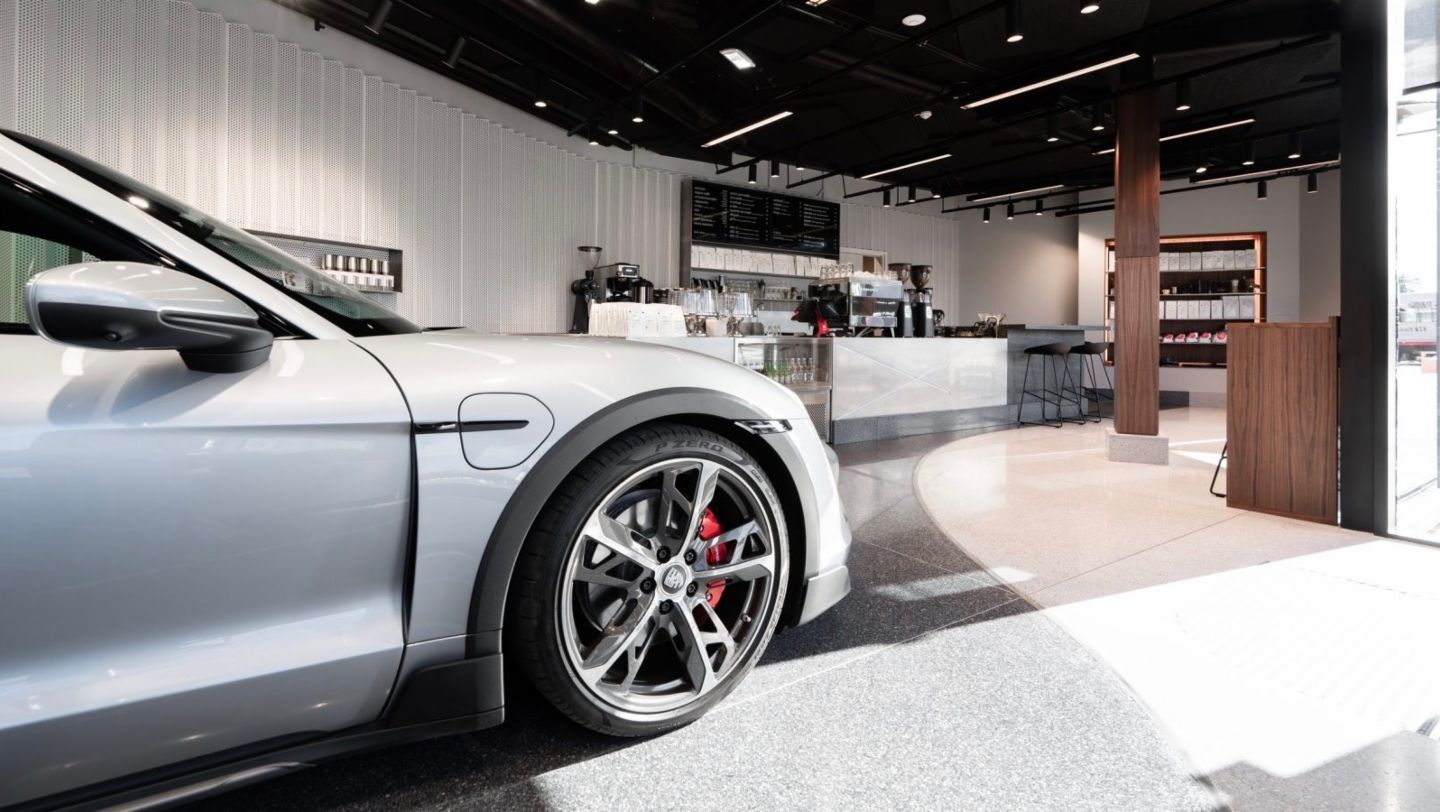 Taycan 4S Cross Turismo, Porsche Studio, Oslo, Noruega, 2021, Porsche AG