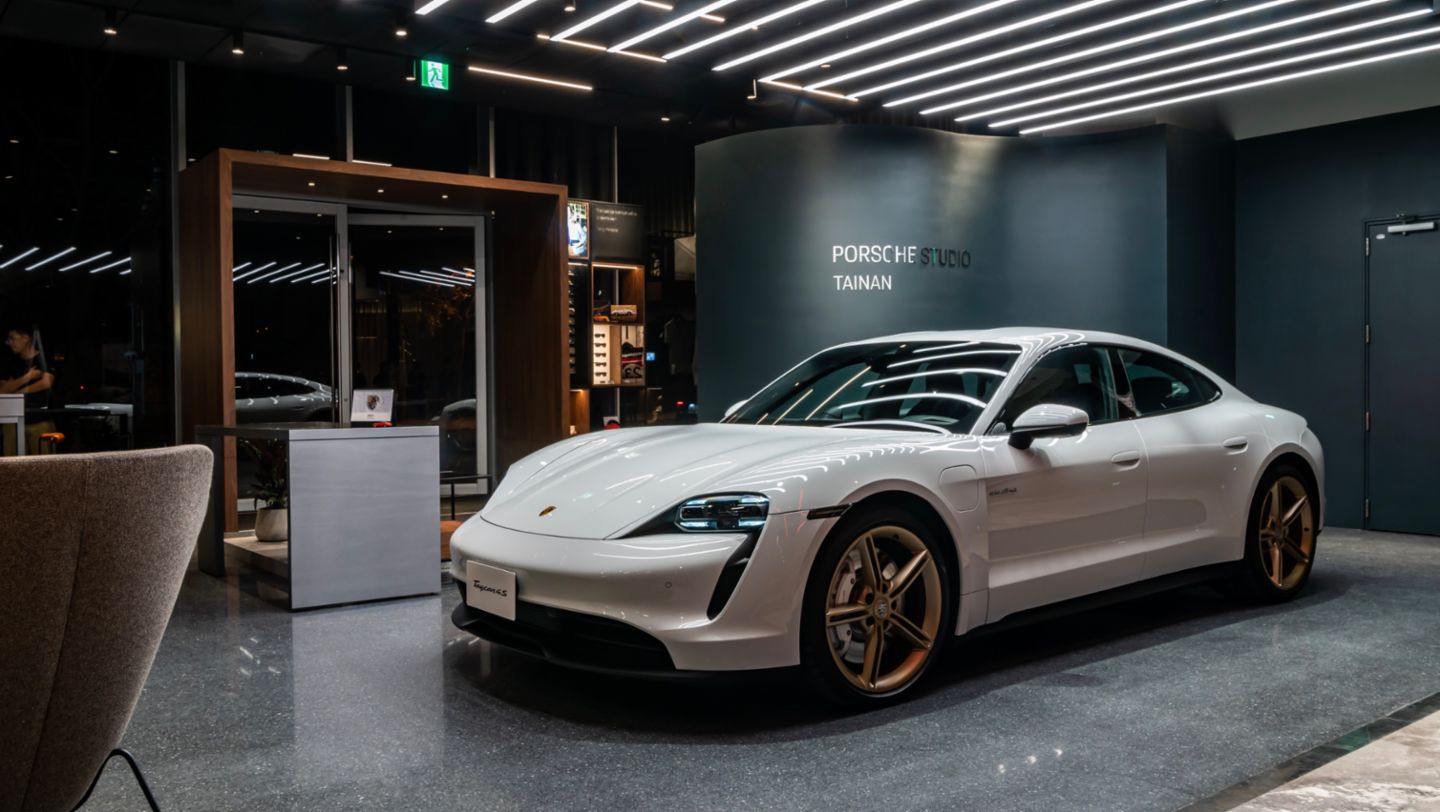 Taycan 4S, Porsche Studio, Tainan, China, 2021, Porsche AG