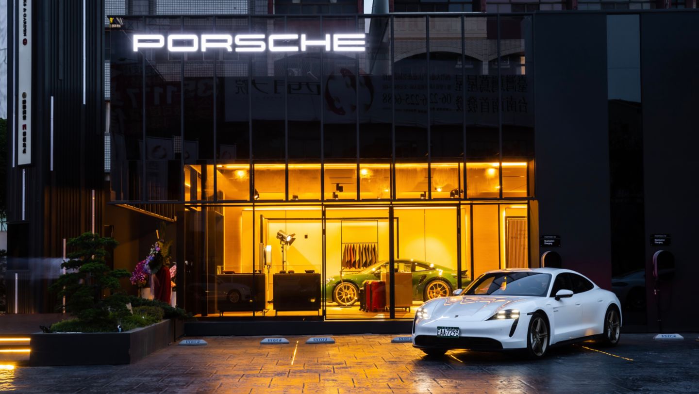 Taycan, pop-up store Porsche NOW, Tainan, China, 2021, Porsche AG