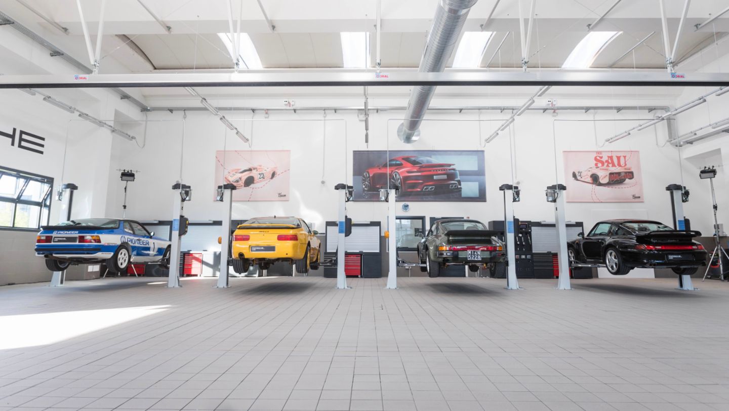 Porsche Approved & Service Centre, Arezzo, Italy, 2021, Porsche AG