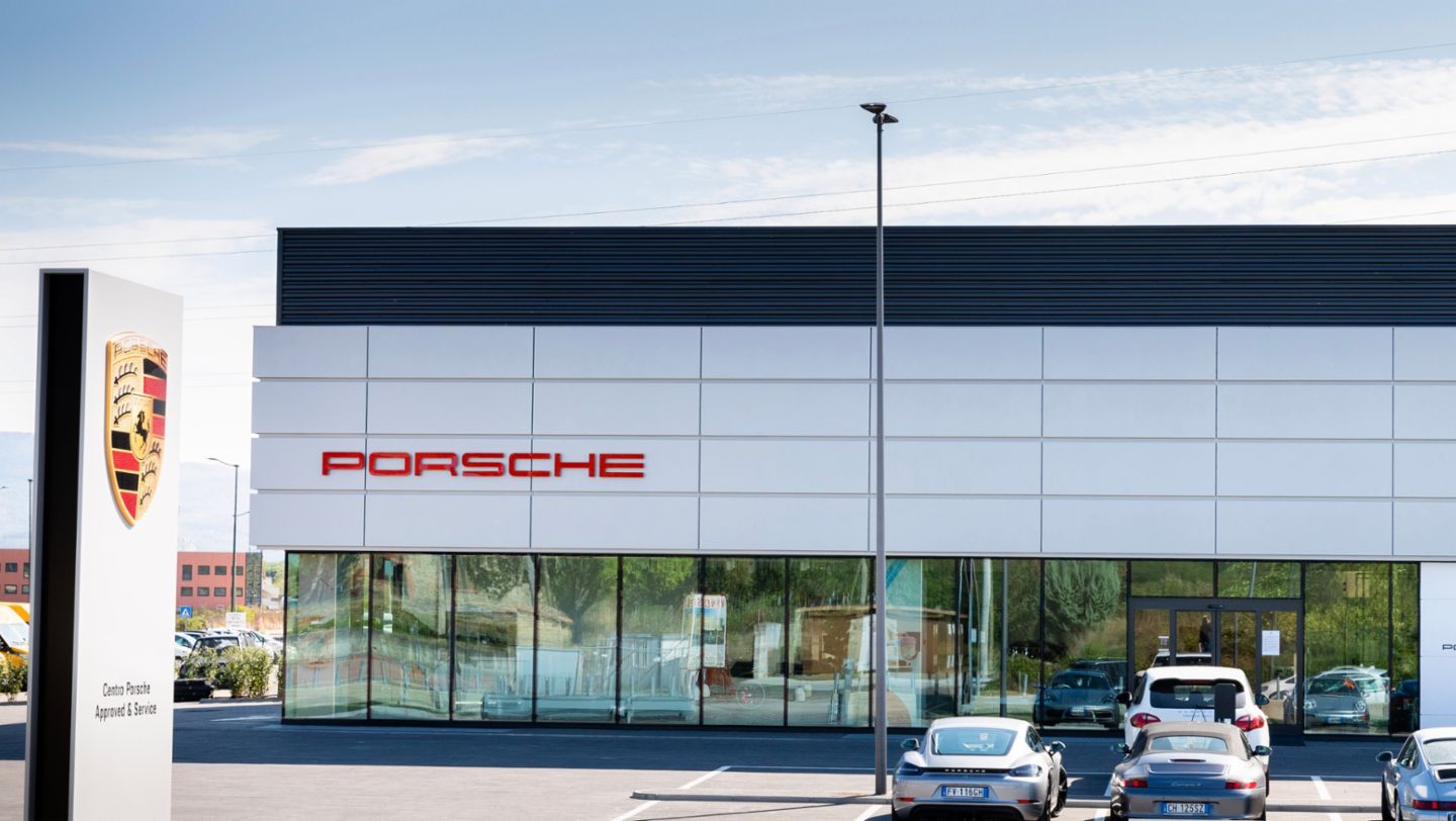 718 Cayman, Porsche Approved & Service Centre, Arezzo, Italy, 2021, Porsche AG