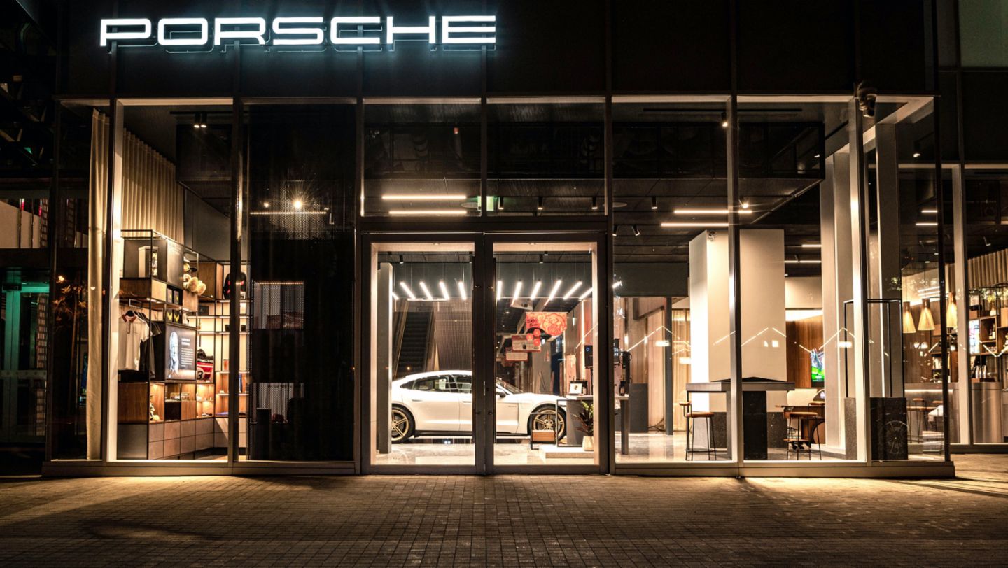 Taycan 4S, Porsche Studio Tainan, Taiwan, 2021, Porsche AG