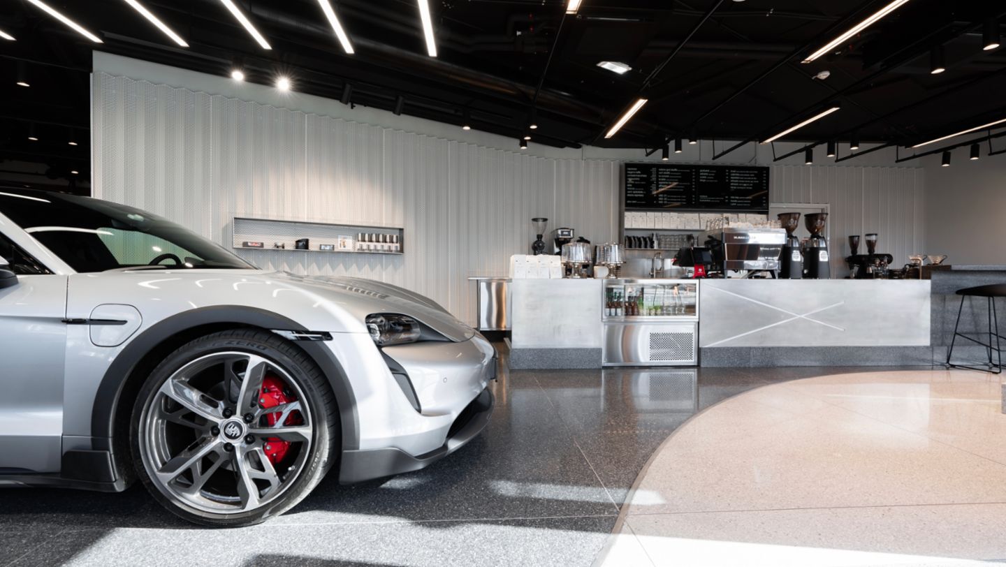 Taycan 4S, Porsche Center Oslo, 2021, Porsche AG