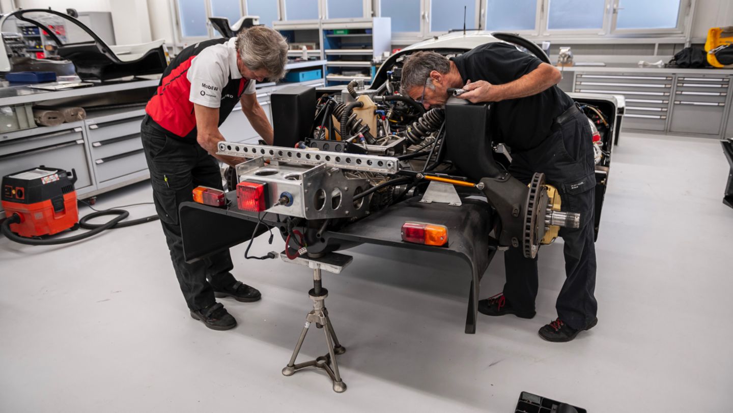 Disassembly and removal of the 962 C, workshop of historic motorsports, 2021, Porsche AG