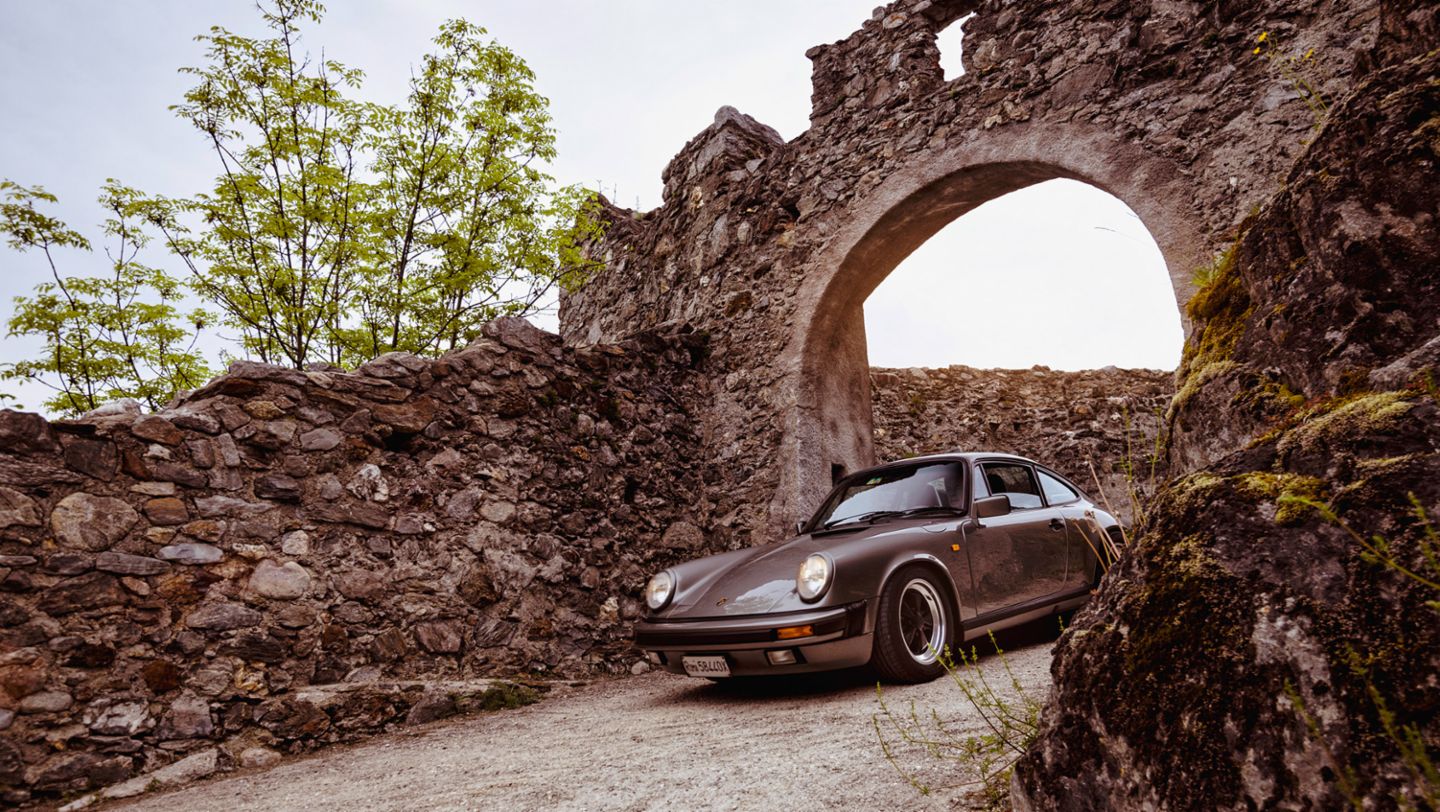 911 Carrera 3.2, castillo de San Michele, San Lorenzo di Sebato, Italia, 2021, Porsche AG