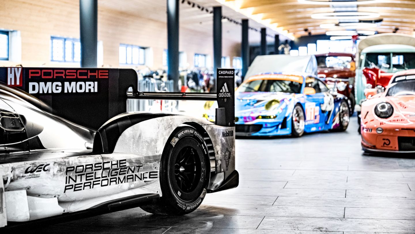919 Hybrid 2016, 911 GT3 RSR (997) Flying Lizard, 911 RSR (991) Sau, exposición en el Museo de la Motocicleta TOP Mountain, Hochgurgl, Austria, 2021, Porsche AG