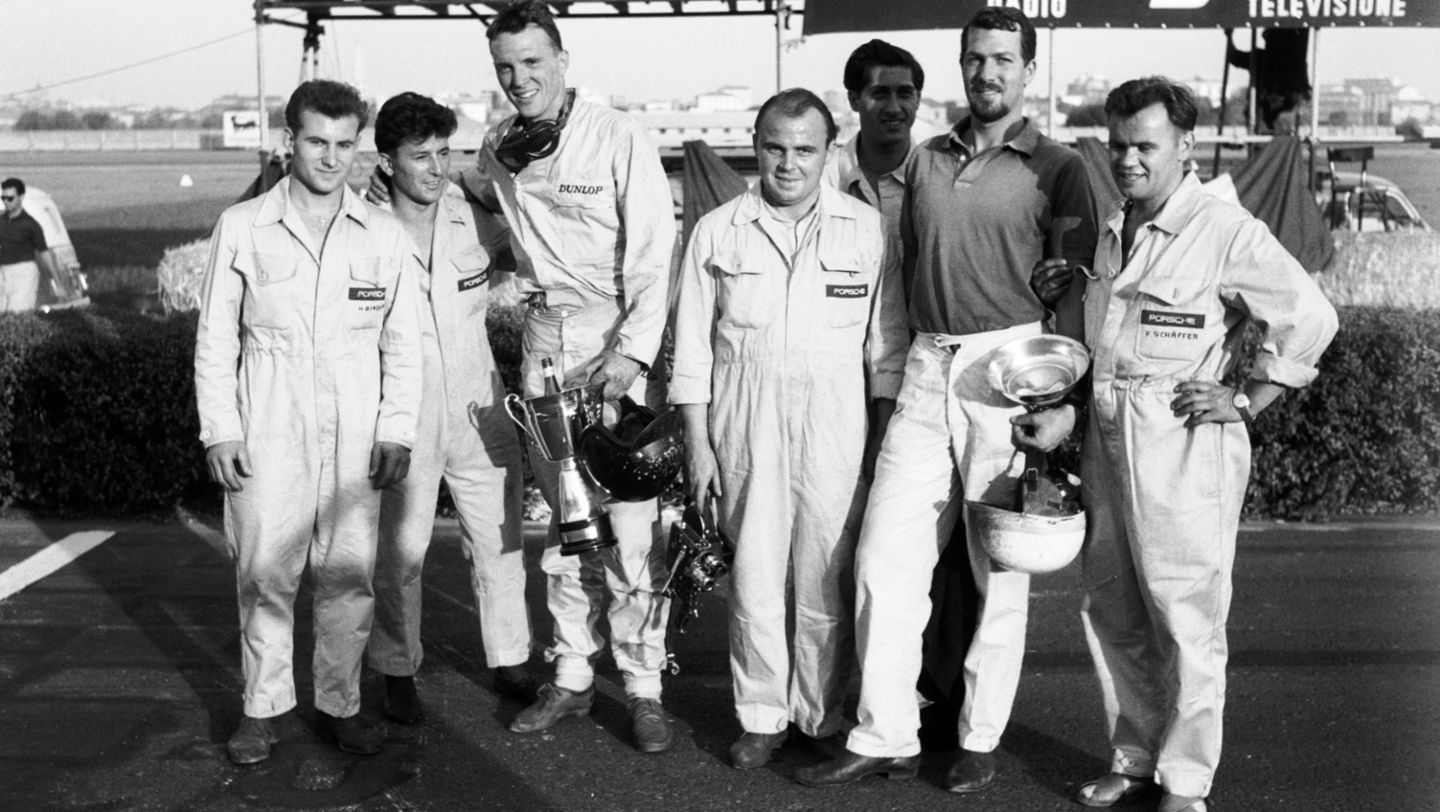 1961, Gran Premio de Modena . De izquierda a derecha: Robert Binder, N.N., Dan Gurney, Willi Enz, N.N., Joakim Bonnier y Valentin Schäffer.
