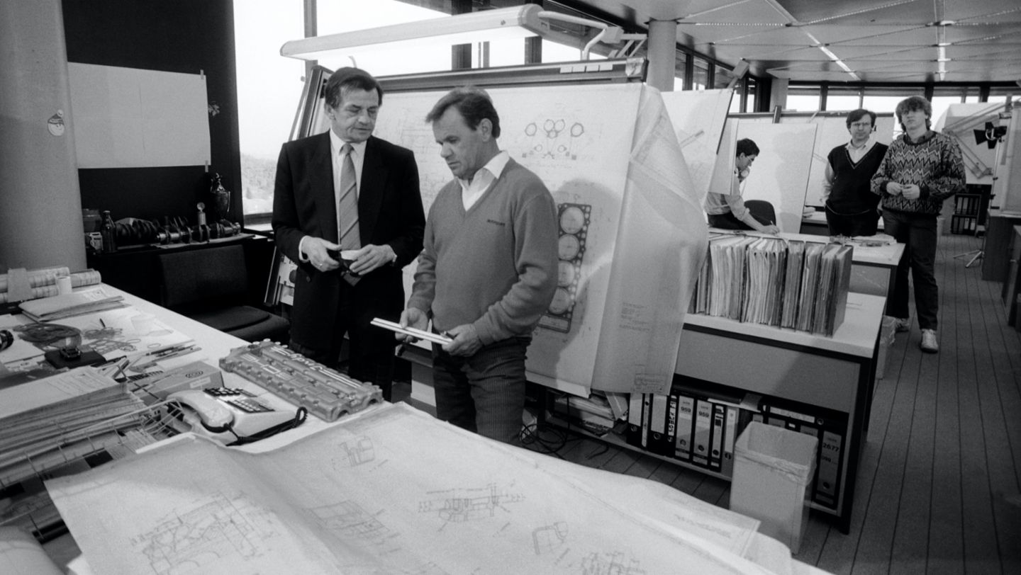 3 de junio de 1987. Hans Mezger y Valentin Schäffer (i-d) reflexionando sobre el proyecto Indy Porsche.