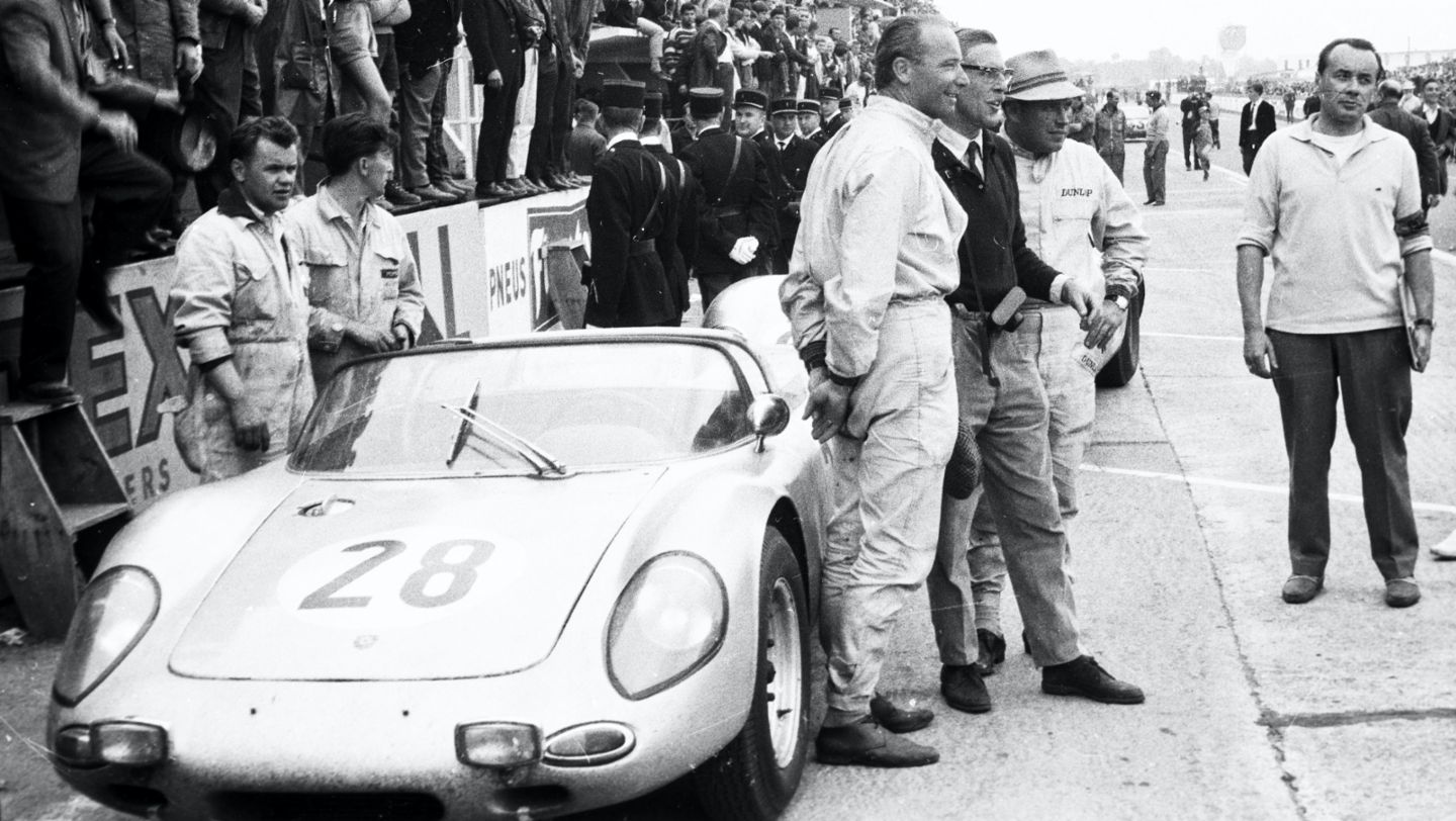 1963, 24 Horas de Le Mans. Al lado derecho del Porsche 718 W-RS Spyder, de izquierda a derecha: Edgar Barth, Huschke von Hanstein y Herbert Linge. Al lado izquierdo del auto Valentin Schäffer, y a su izquierda Erich Lerner.