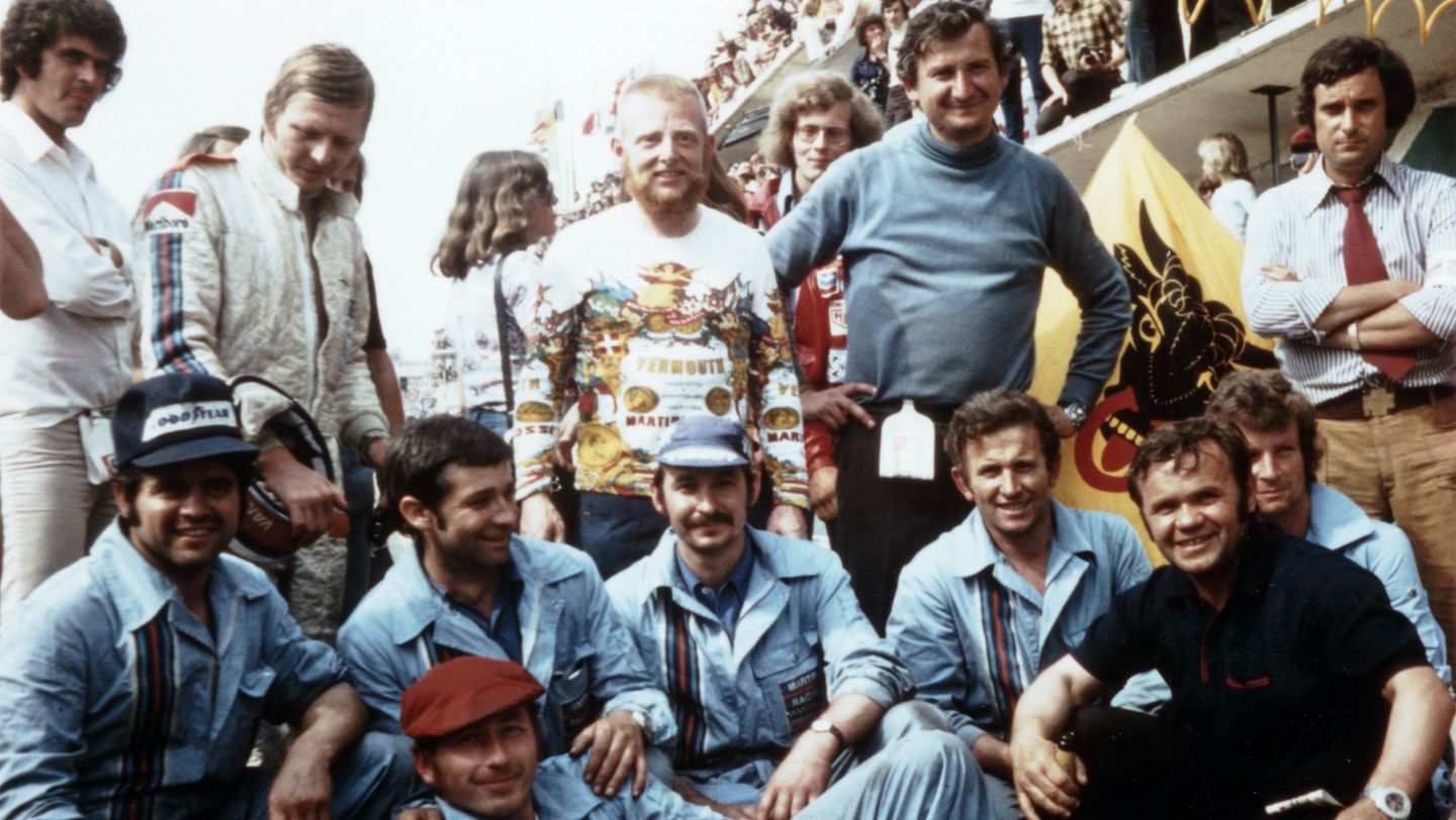 1974, 24 Horas de Le Mans. 911 Carrera RSR Turbo 2.1. Al fondo, de izquierda a derecha: Gijs van Lennep (segundo por la izquierda), Herbert Müller y Norbert Singer. Al frente, de izquierda a derecha: Fritz Spingler, Roland Bemsel, Martin Müller, Wolfgang Stuible (con gorra roja), Ludwig Lehner y Valentin Schäffer.