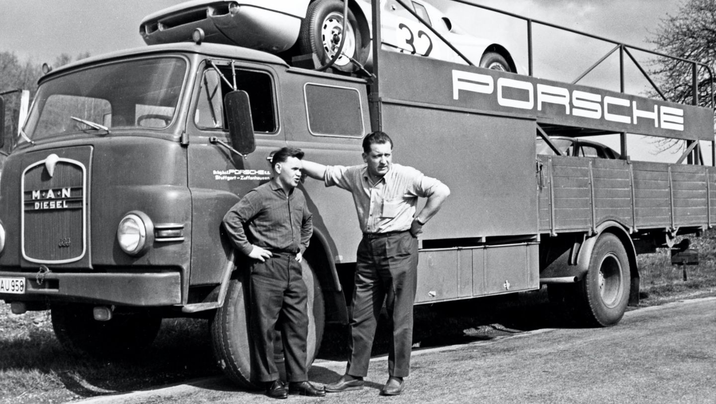 1964, en camino para los preparativos para las 24 Horas de Le Mans. Sobre el camión un 904. Valentin Schäffer y Karl Dubies (i-d).