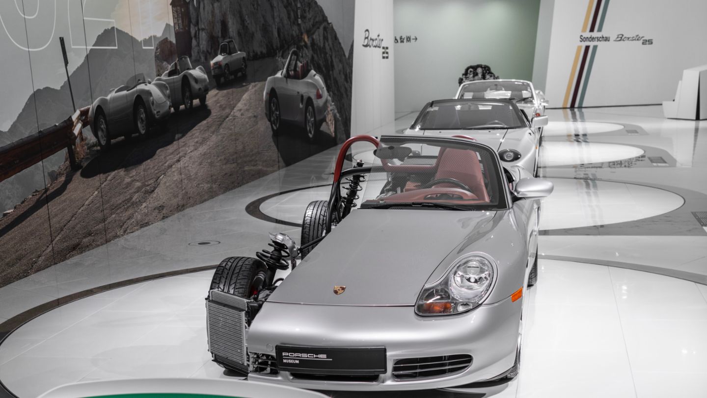 986 cortado transversalmente, 984, 914/4, 550 Spyder, exposición especial '25 años del Boxster', Museo Porsche, 2021, Porsche AG