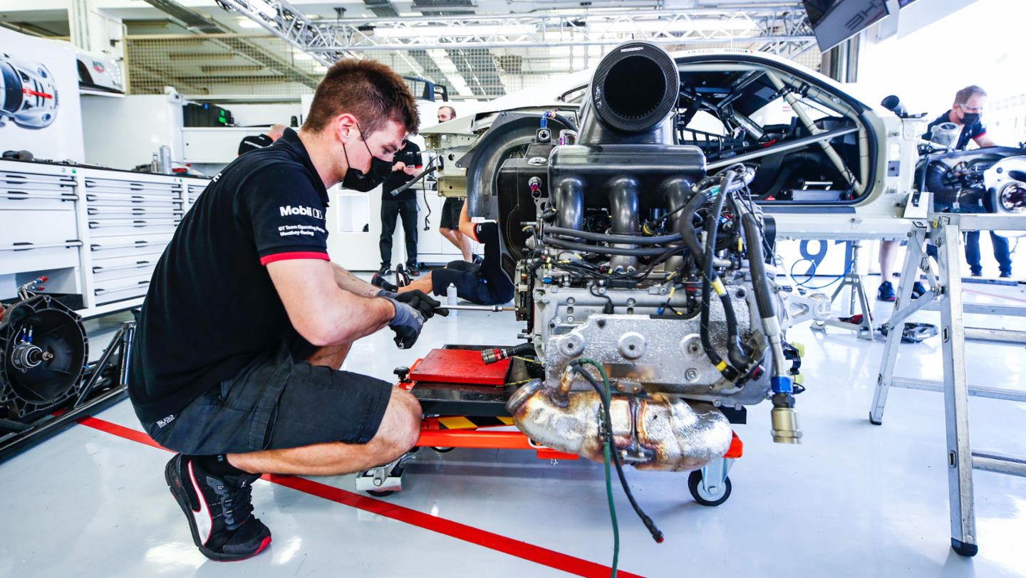 Mechaniker arbeitet am 911 RSR, 2021, Porsche AG