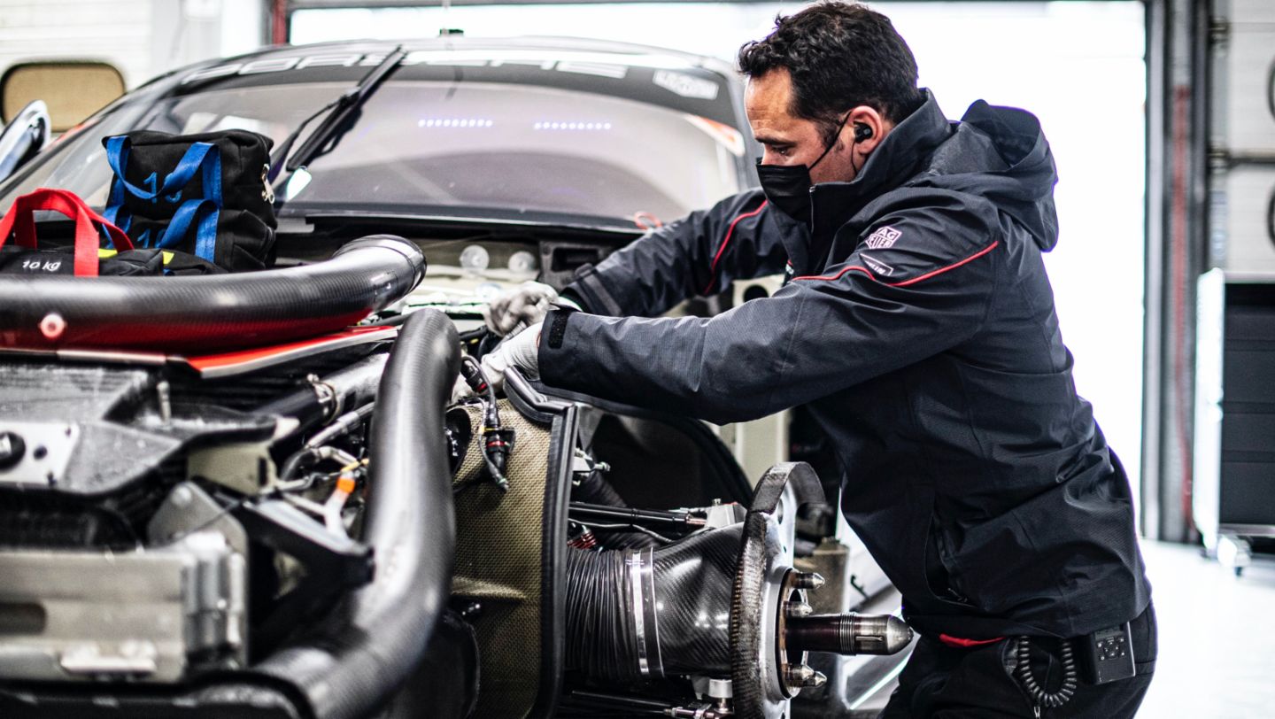Mecánico trabajando en el 911 RSR, 2021, Porsche AG