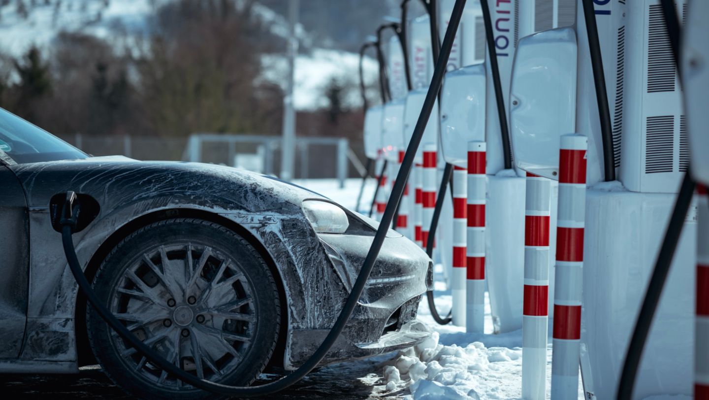 Taycan Turbo S Cross Turismo, Tests in Deutschland, 2021, Porsche AG