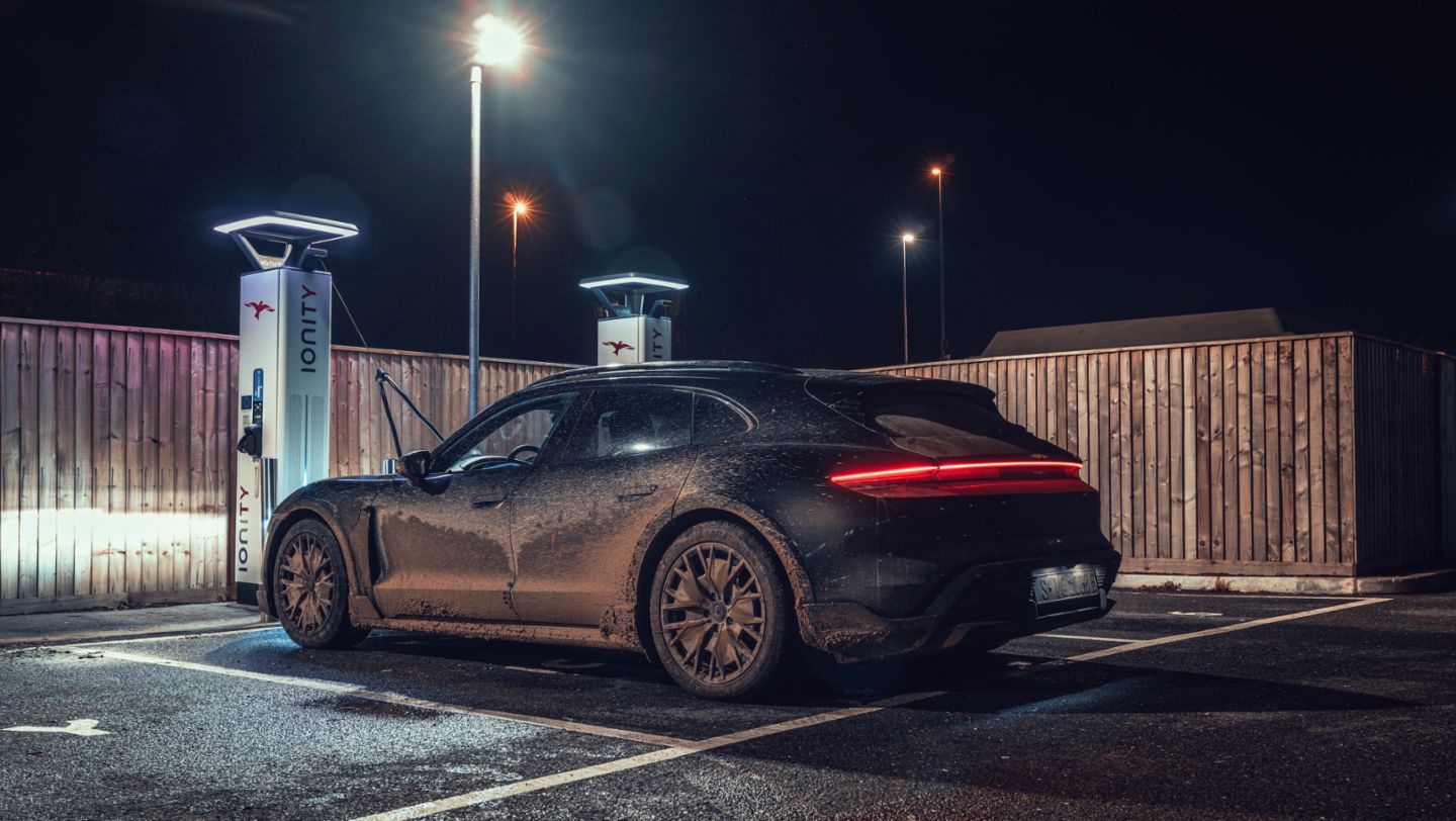 Taycan Turbo S Cross Turismo, Tests in Großbritannien, 2021, Porsche AG