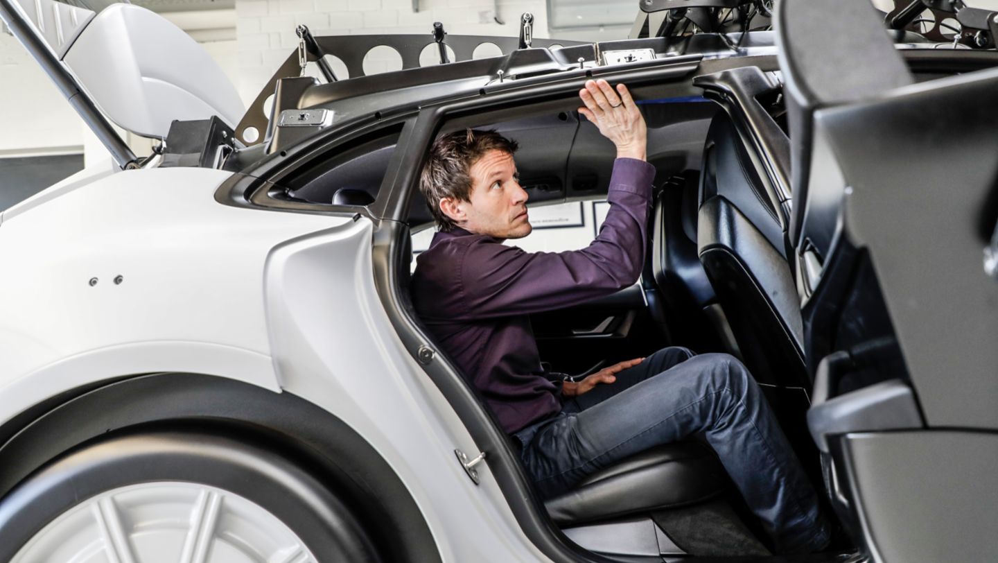 Klaus Bernhard, Leiter PMU, DMU und Konzeptfahrzeuge, Package Functioning Model des Taycan Cross Turismo, 2021, Porsche AG