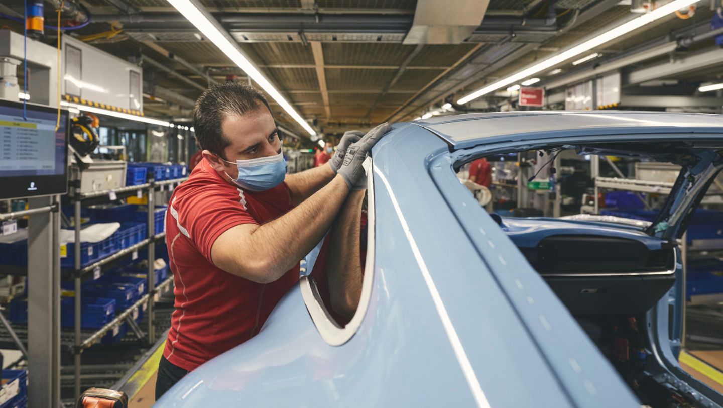 Fabricación del 911 Turbo S homenaje a Pedro Rodríguez, Zuffenhausen, 2021, Porsche AG.