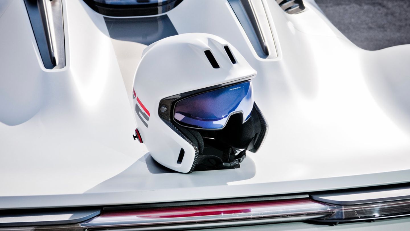 Helm des Fahrers des Porsche Vision Gran Turismo, 2021, Porsche AG