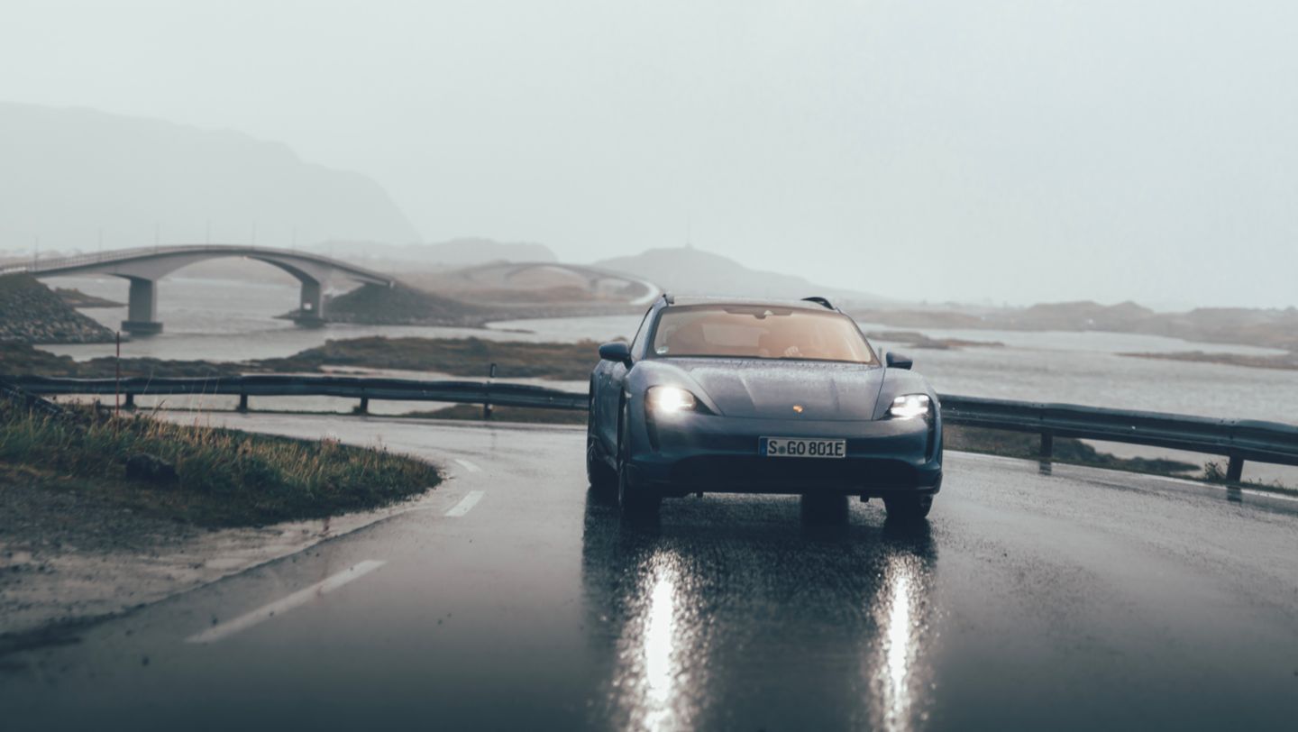 Taycan 4 Cross Turismo, Fredvang Brücke, Lofoten, Norwegen, 2021, Porsche AG
