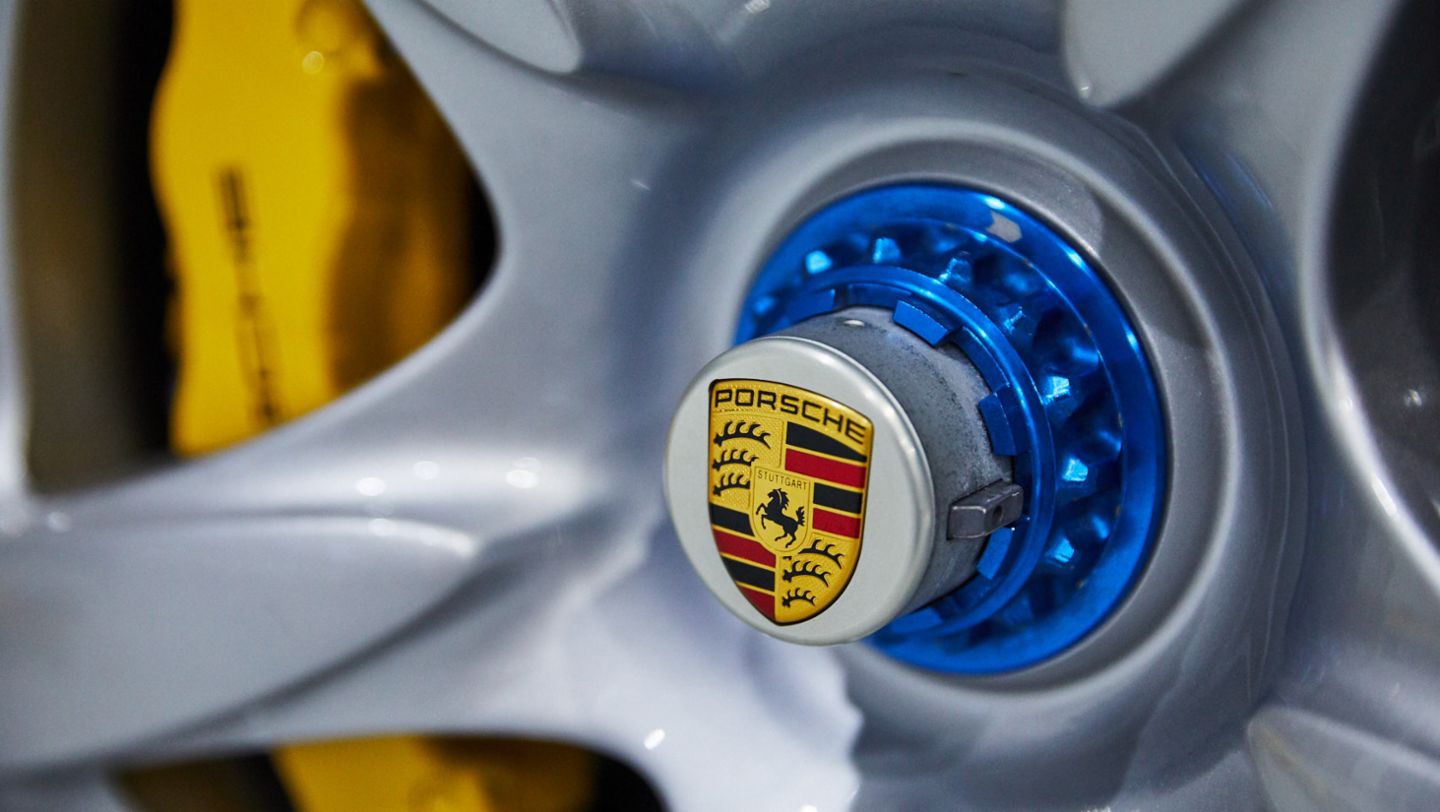 Der Zentralverschluss an der Felge des Porsche Carrera GT. Alle Fahrzeuge der Sammlung erscheinen makellos bis ins Detail, 2021, Porsche AG
