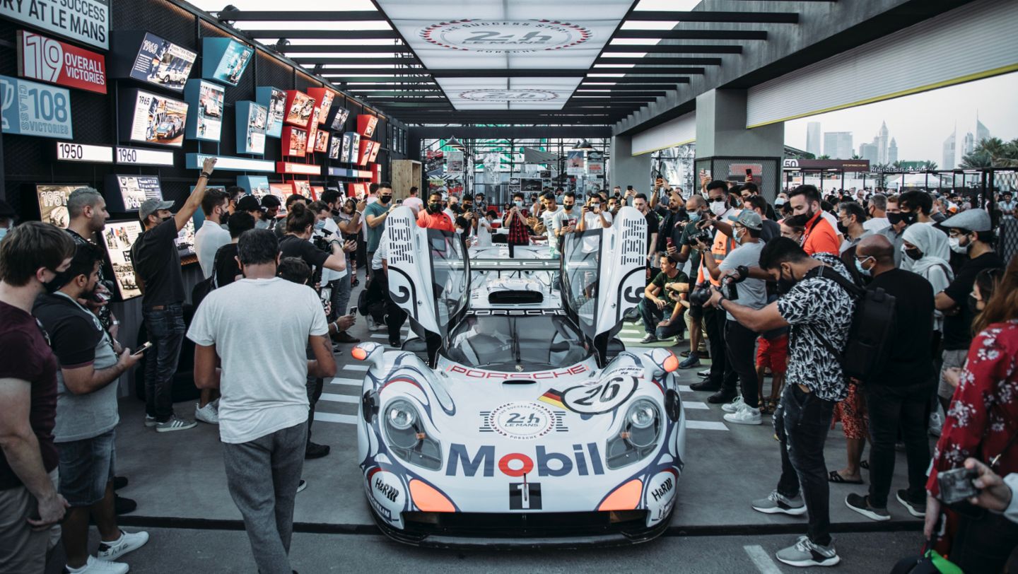911 GT1, primer festival ‘Íconos de Porsche’, Dubái, 2021, Porsche AG