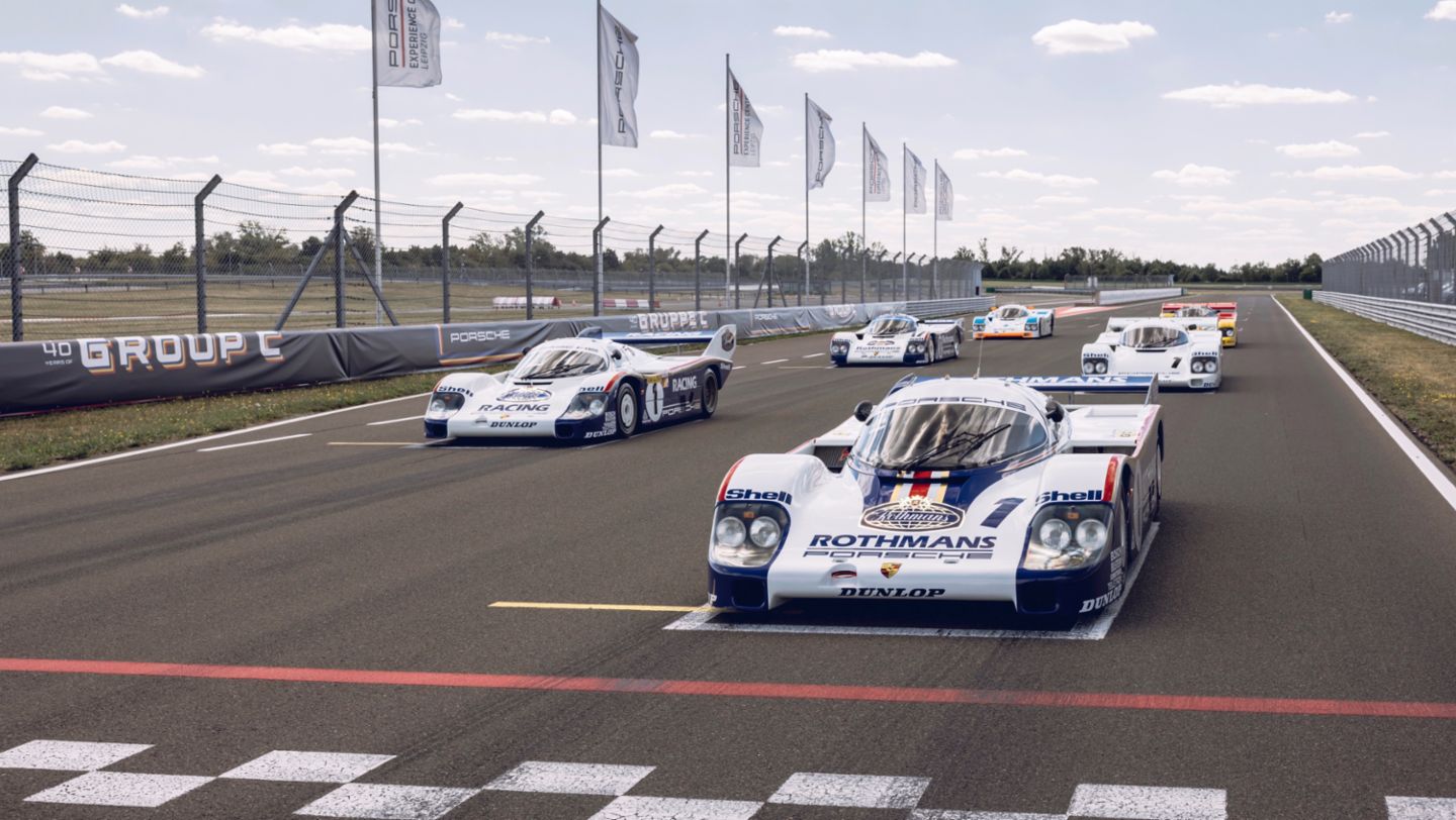 956-002 LT 1982 (delante derecha), 956-005 ST 1983 (delante izquierda), 962-001 IMSA LT 1984 (centro derecha), 962-006 LT 1987 (centro izquierda), 962-009 Shell Dunlop Design ST 1987 (detrás derecha), 962-015 Blaupunkt LT 1990 (detrás izquierda), 2022, Porsche AG