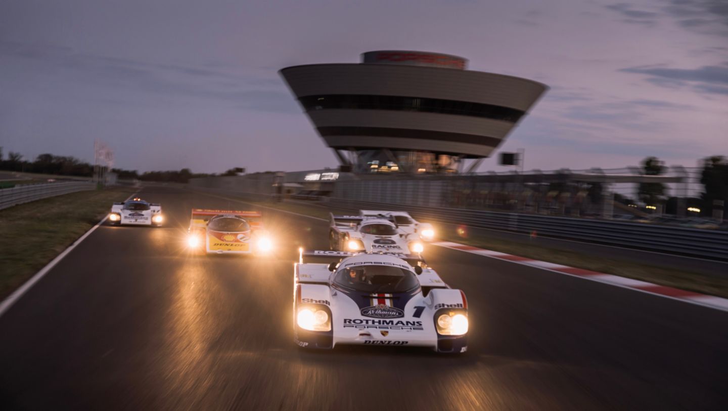 De izquierda a derecha: 962-006 LT (1987), 962-009 Shell Dunlop ST (1987), 956-002 LT (1982), 956-005 ST (1983), 962-001 IMSA LT (1984), 2022, Porsche AG