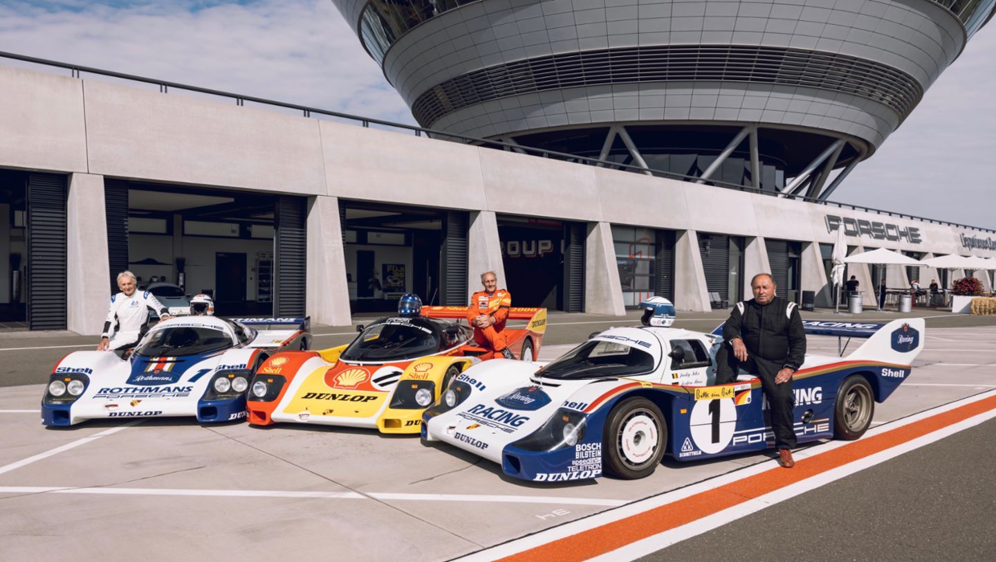 Pilotos de Grupo C: Derek Bell, Hans-Joachim Stuck, Jochen Mass (i-d), 2022, Porsche AG