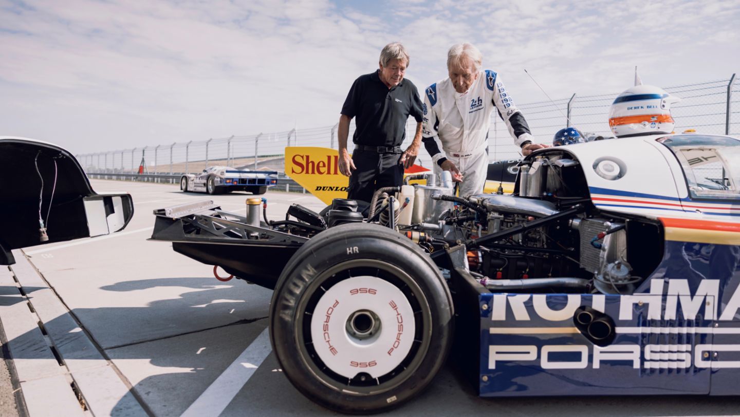 Mechaniker Alexander Wiggenhauser und Rennfahrer-Legende Derek Bell, l-r, 2022, Porsche AG