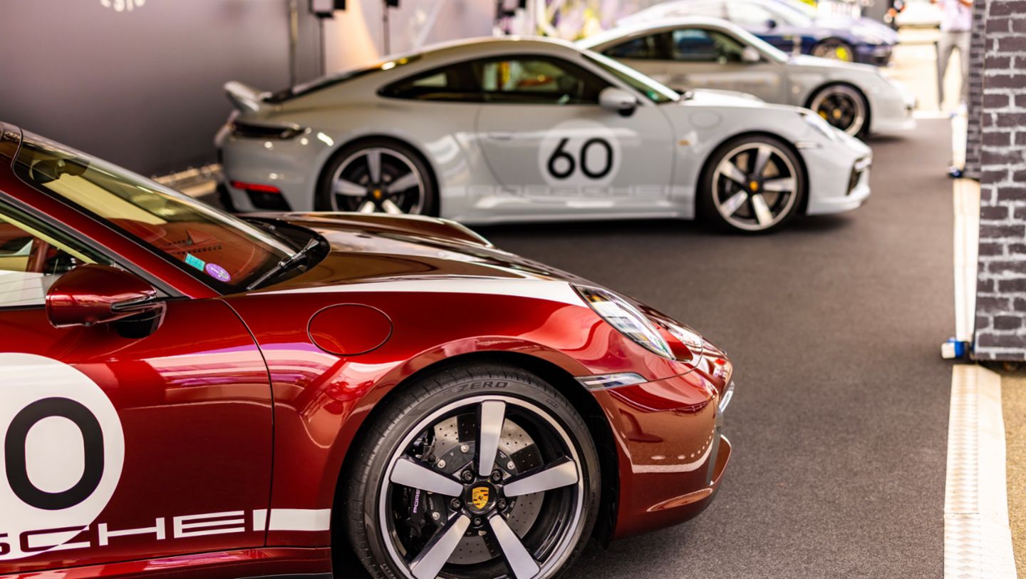 911 Targa 4S Heritage Design Edition (primer término) y 911 Sport Classic (detrás), Le Mans Classic, circuito  de La Sarthe, 2022, Porsche AG