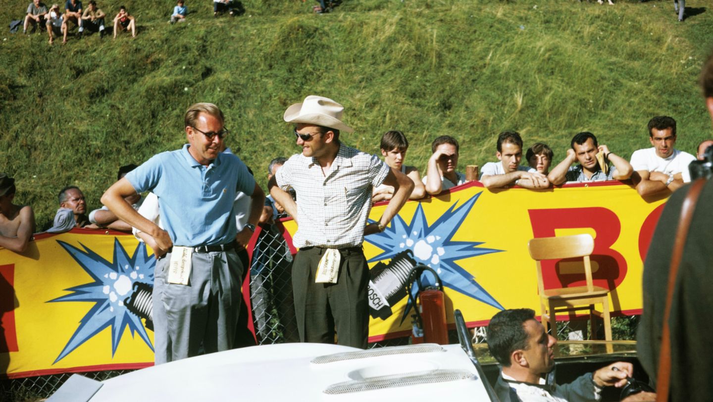 Gerhard Mitter (al volante del Porsche Type 910 ), Peter Falk, Ferdinand Piëch (i-d), 1967, Porsche AG