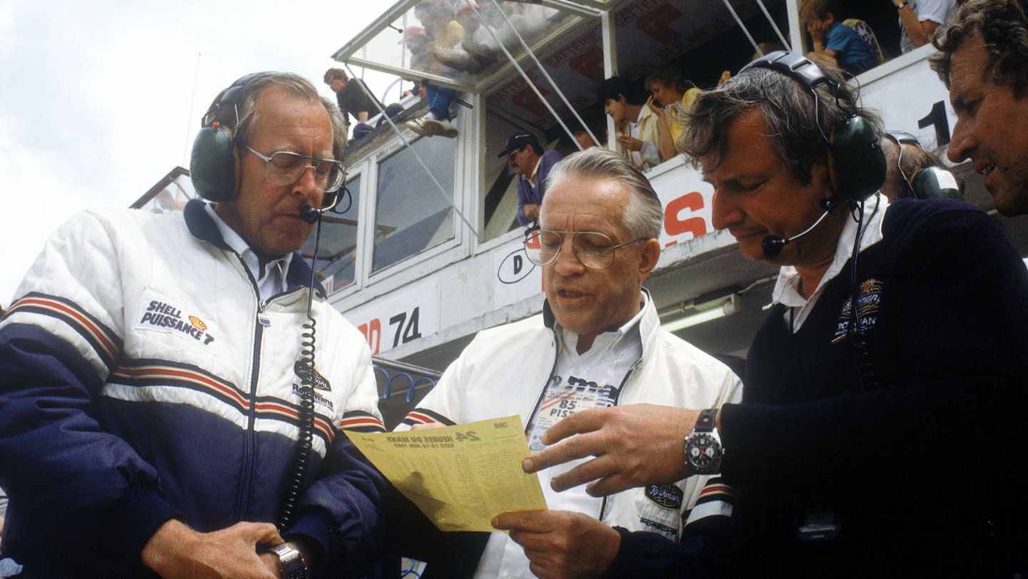 Peter Falk, Prof. Helmuth Bott, Norbert Singer (i-d), Le Mans, 1985, Porsche AG