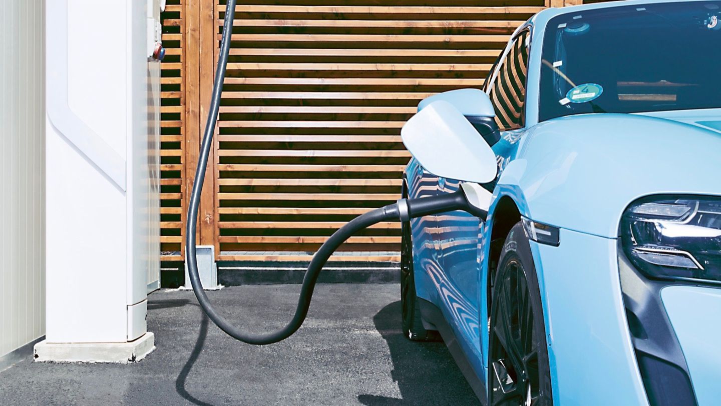 Une infrastructure de recharge complète facilite les travaux de développement sur les voitures électriques, 2022, Porsche AG
