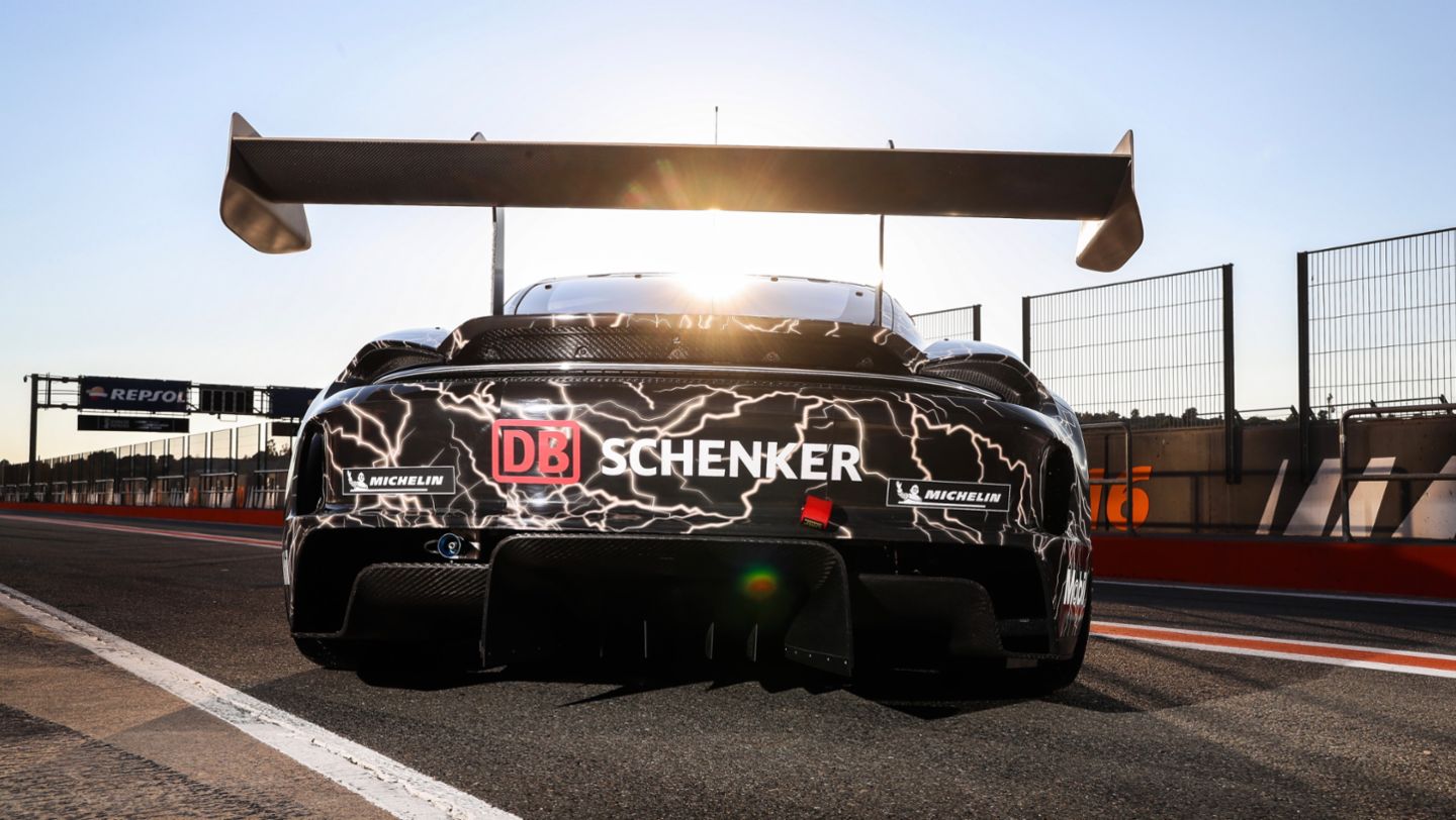 718 Cayman GT4 ePerformance, test in Valencia, 2022, Porsche AG