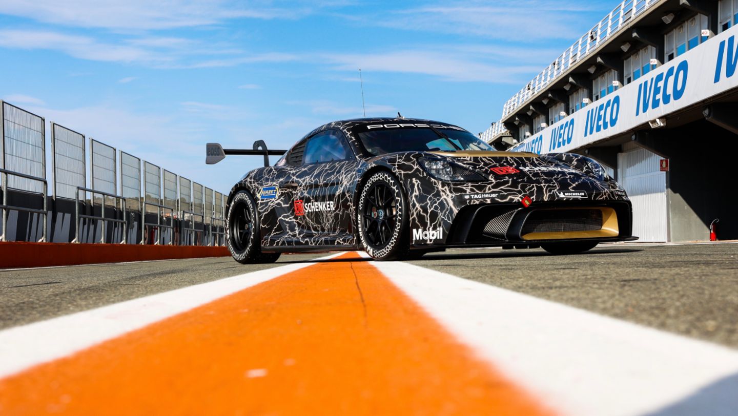 718 Cayman GT4 e-Performance, test in Valencia, 2022, Porsche AG
