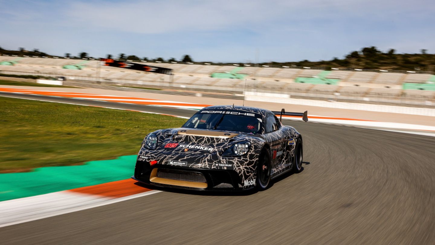 718 Cayman GT4 ePerformance, test in Valencia, 2022, Porsche AG
