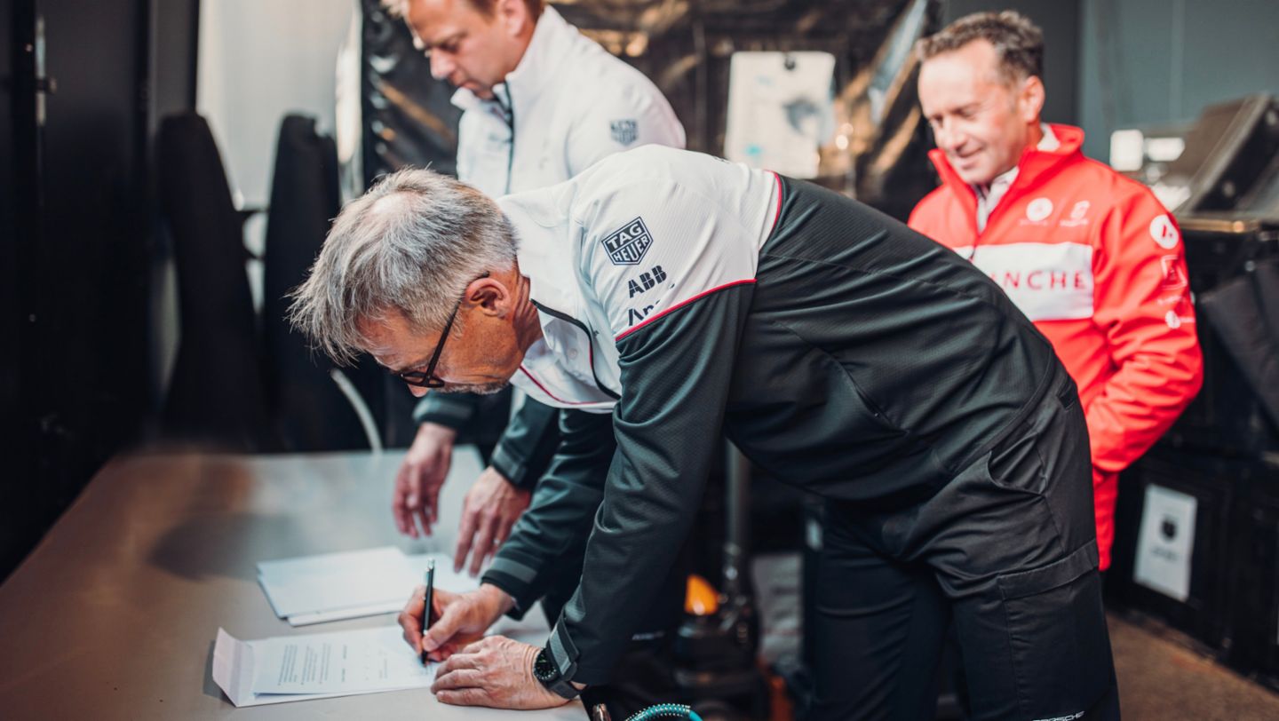 Thomas Laudenbach, Vicepresidente de Porsche Motorsport, Roger Griffiths, Director del equipo Avalanche Andretti Fórmula E, i-d, 2022, Porsche AG