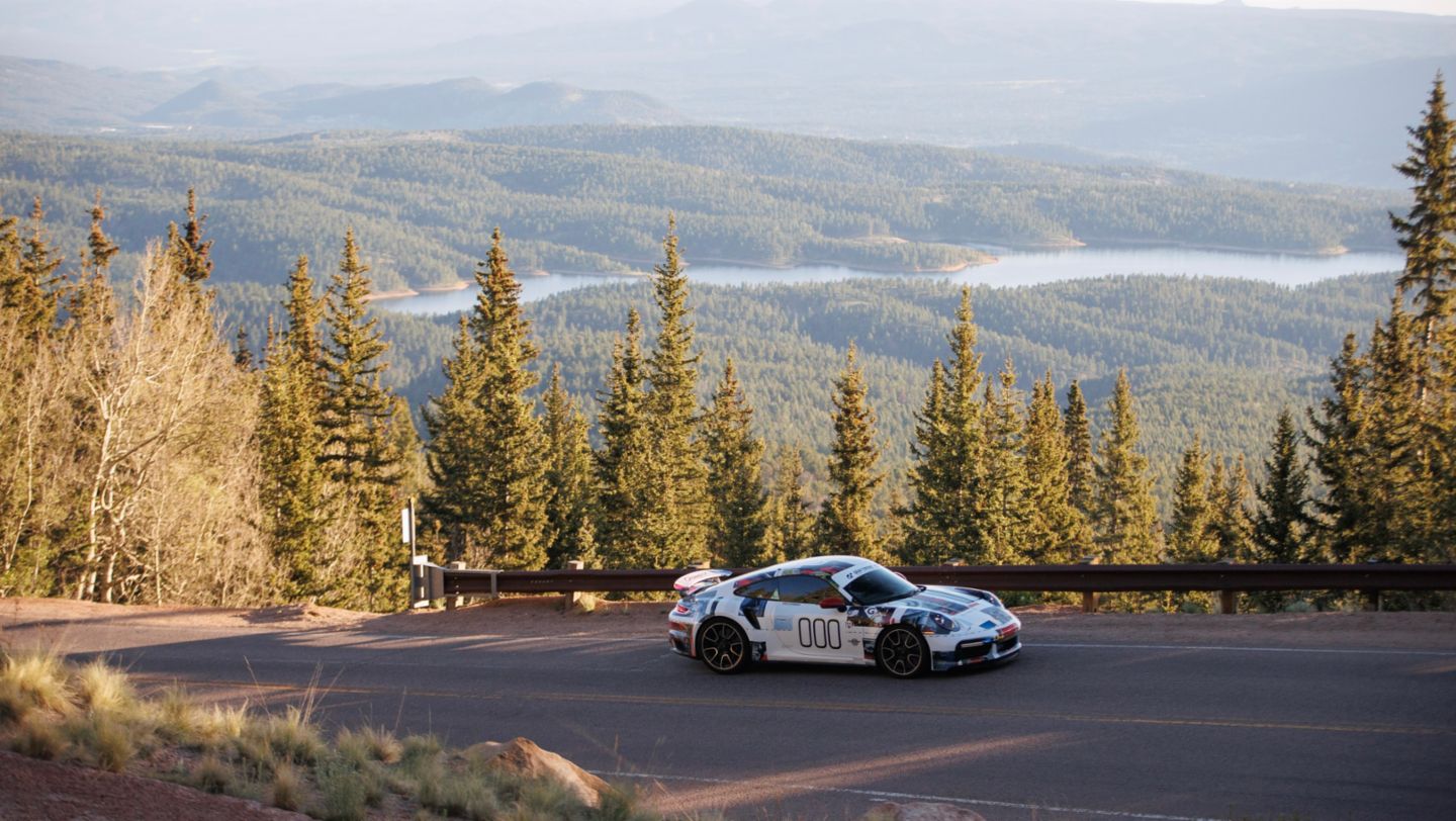 911 Turbo S, Pikes Peak, 2022, Porsche AG (Credit: Larry Chen Foto / 000)
