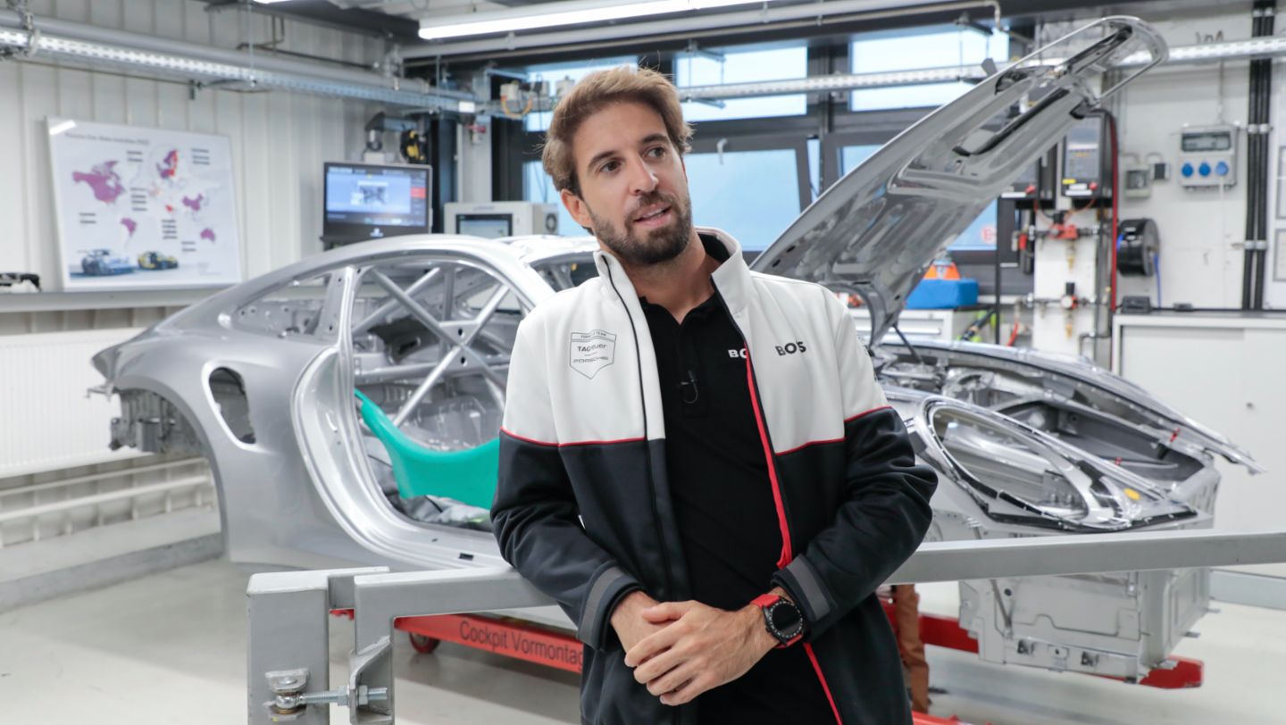 António Félix da Costa, piloto oficial de Porsche, producción del Taycan, Stuttgart-Zuffenhausen, Alemania, 2022, Porsche AG