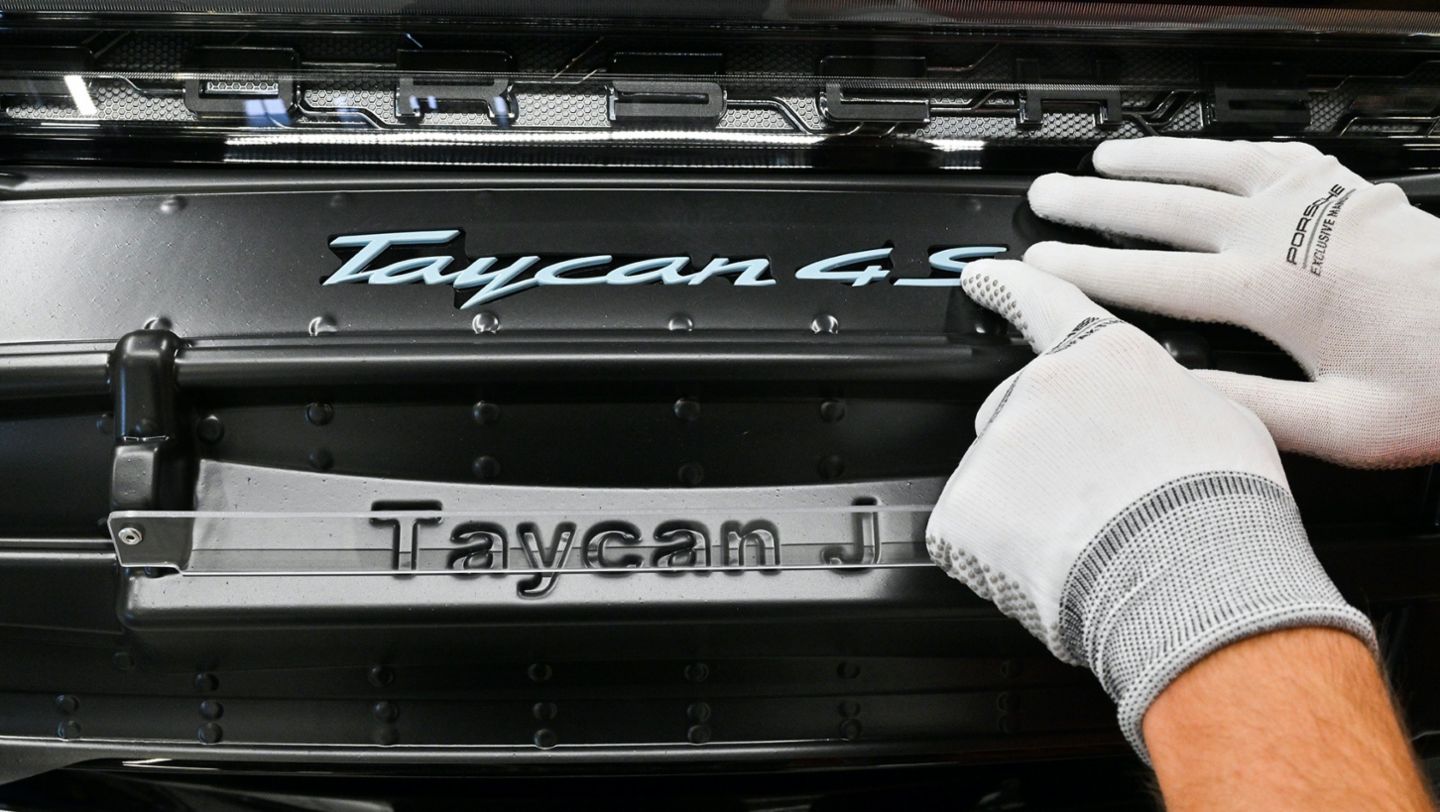 Taycan 4S Cross Turismo – Sonderwunsch for JENNIE, 2022, Porsche AG