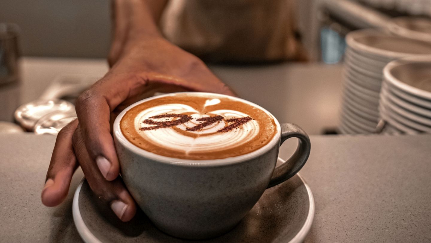 Kaffee, DRVN by Porsche, Dubai, 2022, Porsche AG
