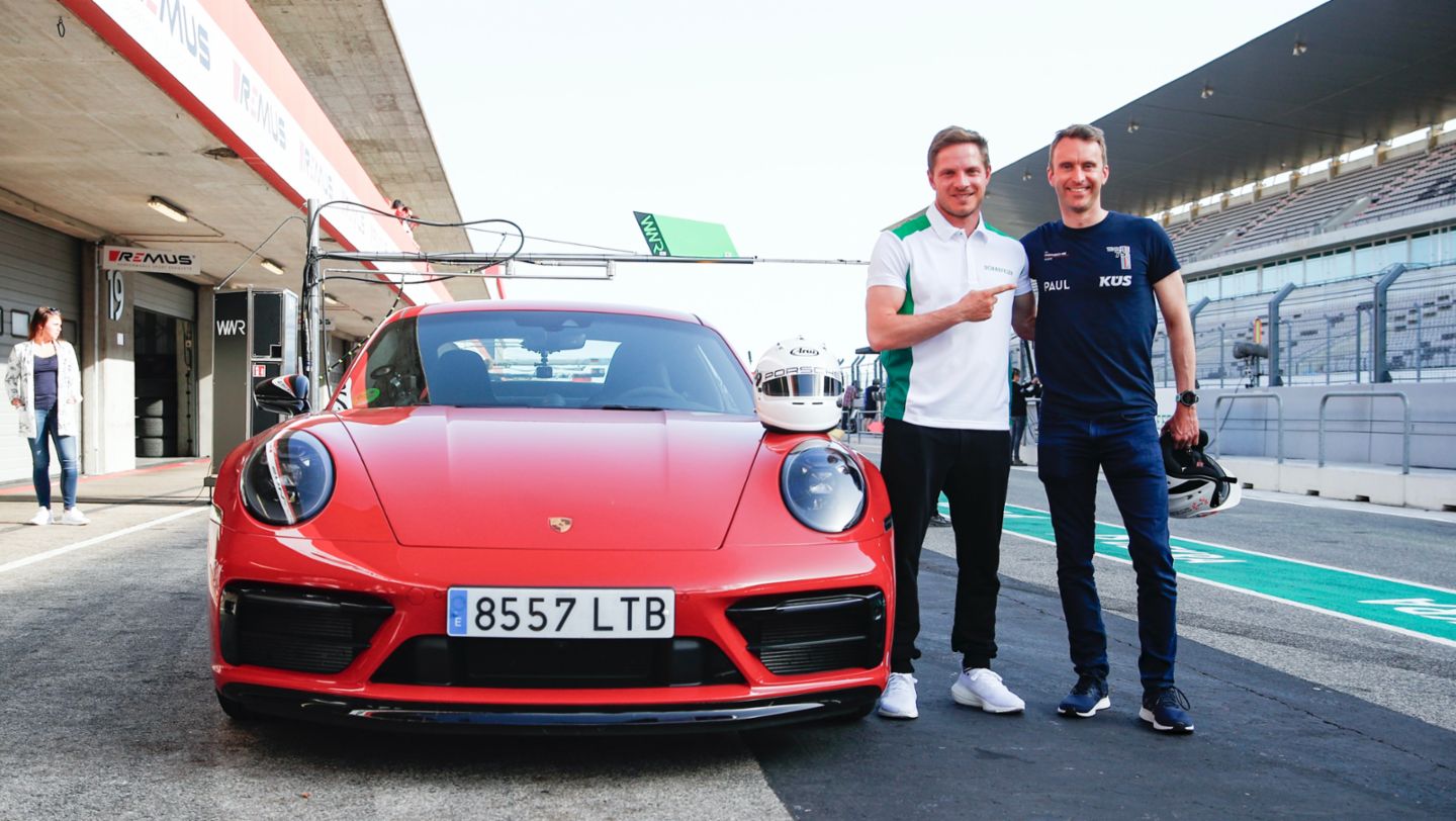 Sebastian Steudtner, actual campeón mundial de olas grandes y colaborador de Porsche, y Timo Bernhard, embajador de Porsche (i-d), Portimão, Portugal, 2022, Porsche AG