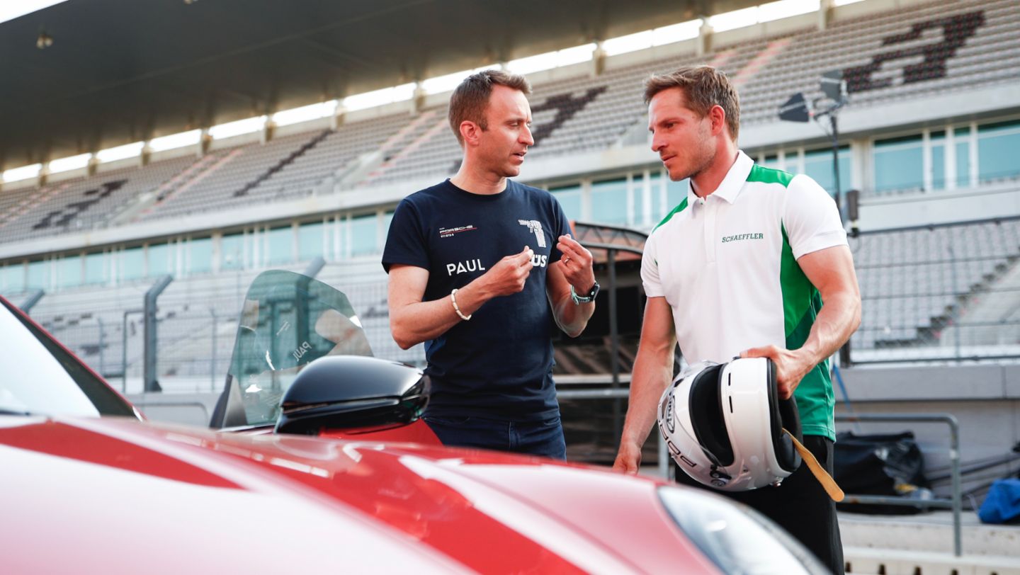 Timo Bernhard, embajador de Porsche, y Sebastian Steudtner, actual campeón del mundo de olas grandes y colaborador de Porsche (i-d), Portimão, Portugal, 2022, Porsche AG