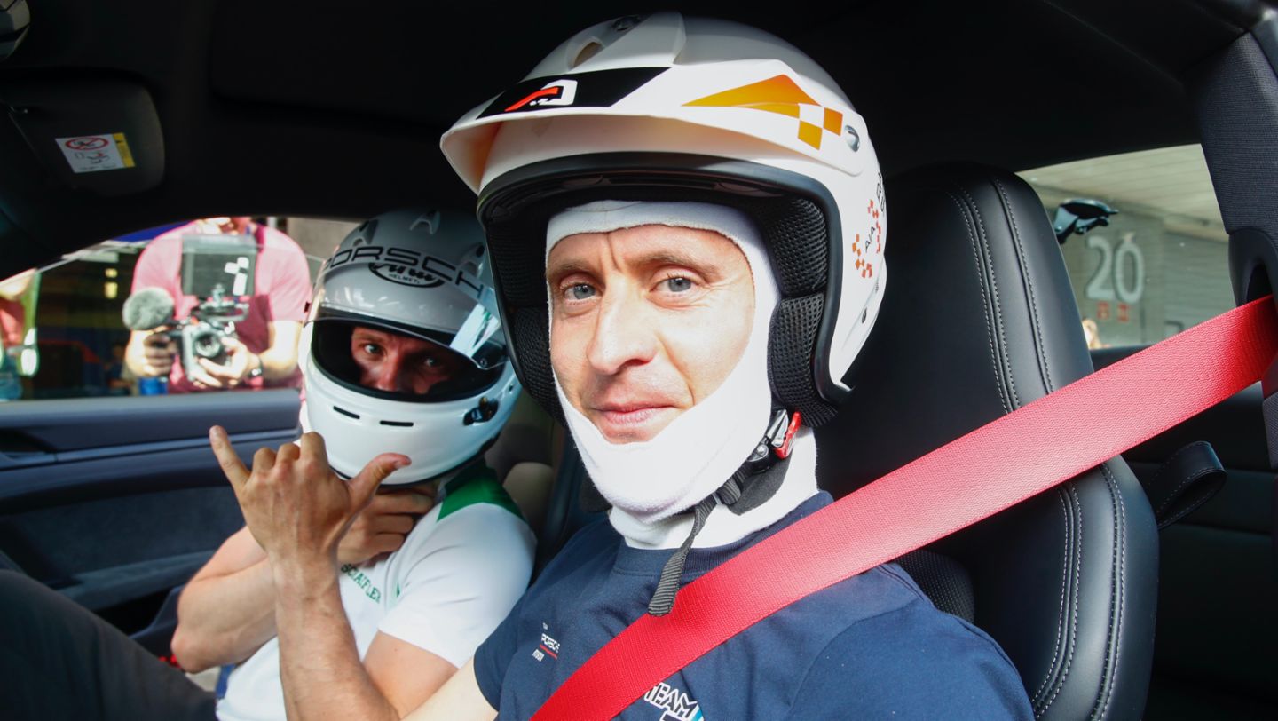 Sebastian Steudtner, actual campeón del mundo de olas grandes y colaborador de Porsche, y Timo Bernhard, embajador de Porsche (i-d), Portimão, Portugal, 2022, Porsche AG