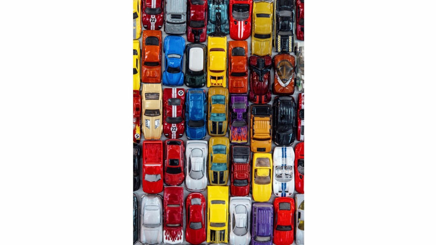 公共空间艺术：为了装饰加州斯托克顿一座停车场，戈登·休瑟创作出一幅运用 30,000 辆玩具汽车组成的拼贴画。