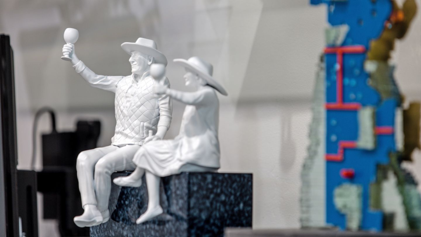 Escultura en honor a Robert Mondavi y Margrit Biever Mondavi, 2022, Porsche AG